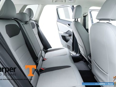 Used 2023 Volkswagen Taos SE w/ Panoramic Sunroof Package FWD image 75