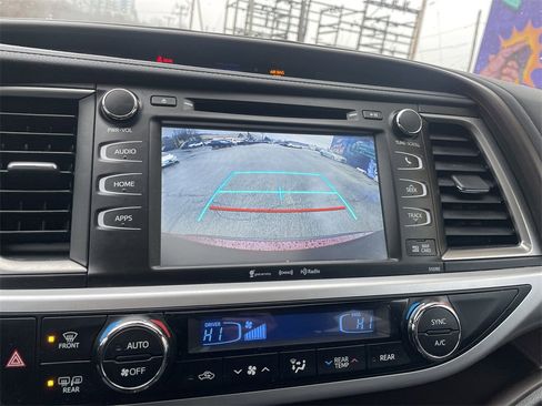 Used 2018 Toyota Highlander SE image 19