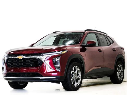 Used 2025 Chevrolet Trax LT FWD image 3