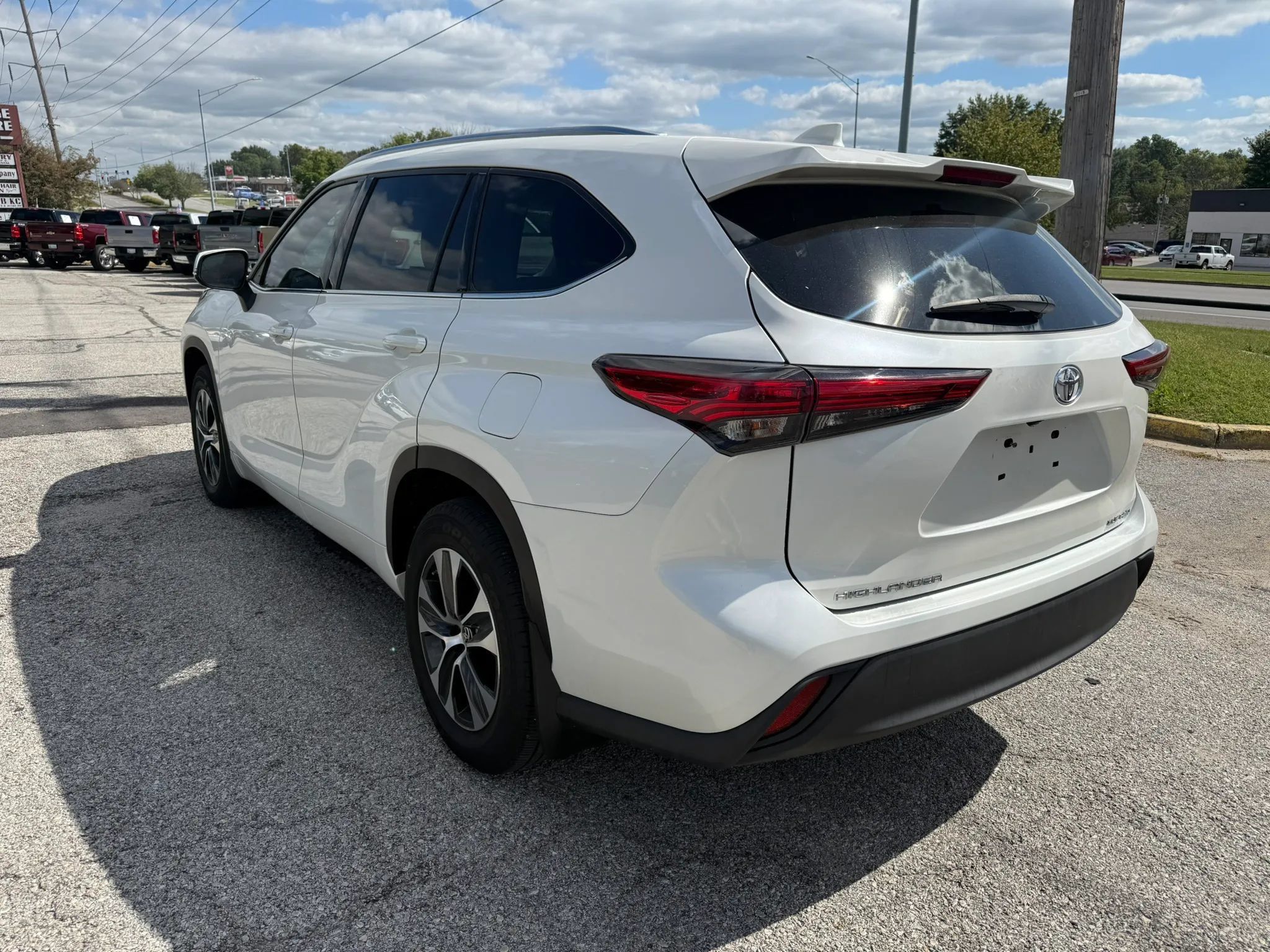 Used 2020 Toyota Highlander XLE AWD/4WD image 3