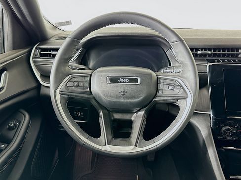 Used 2023 Jeep Grand Cherokee L Laredo image 18