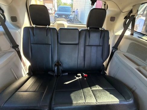 Used 2015 Chrysler Town & Country Touring FWD image 28