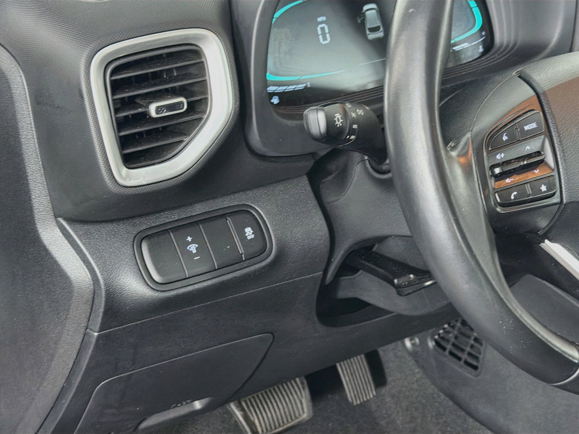 Used 2025 Hyundai Venue SEL FWD image 17
