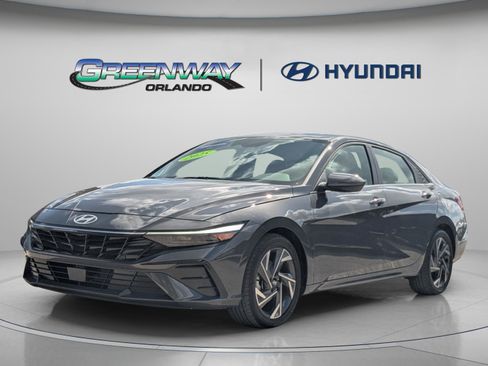 Certified 2025 Hyundai Elantra SEL FWD image 3
