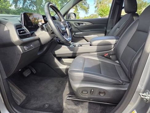 Used 2025 Chevrolet Traverse LT AWD/4WD image 11