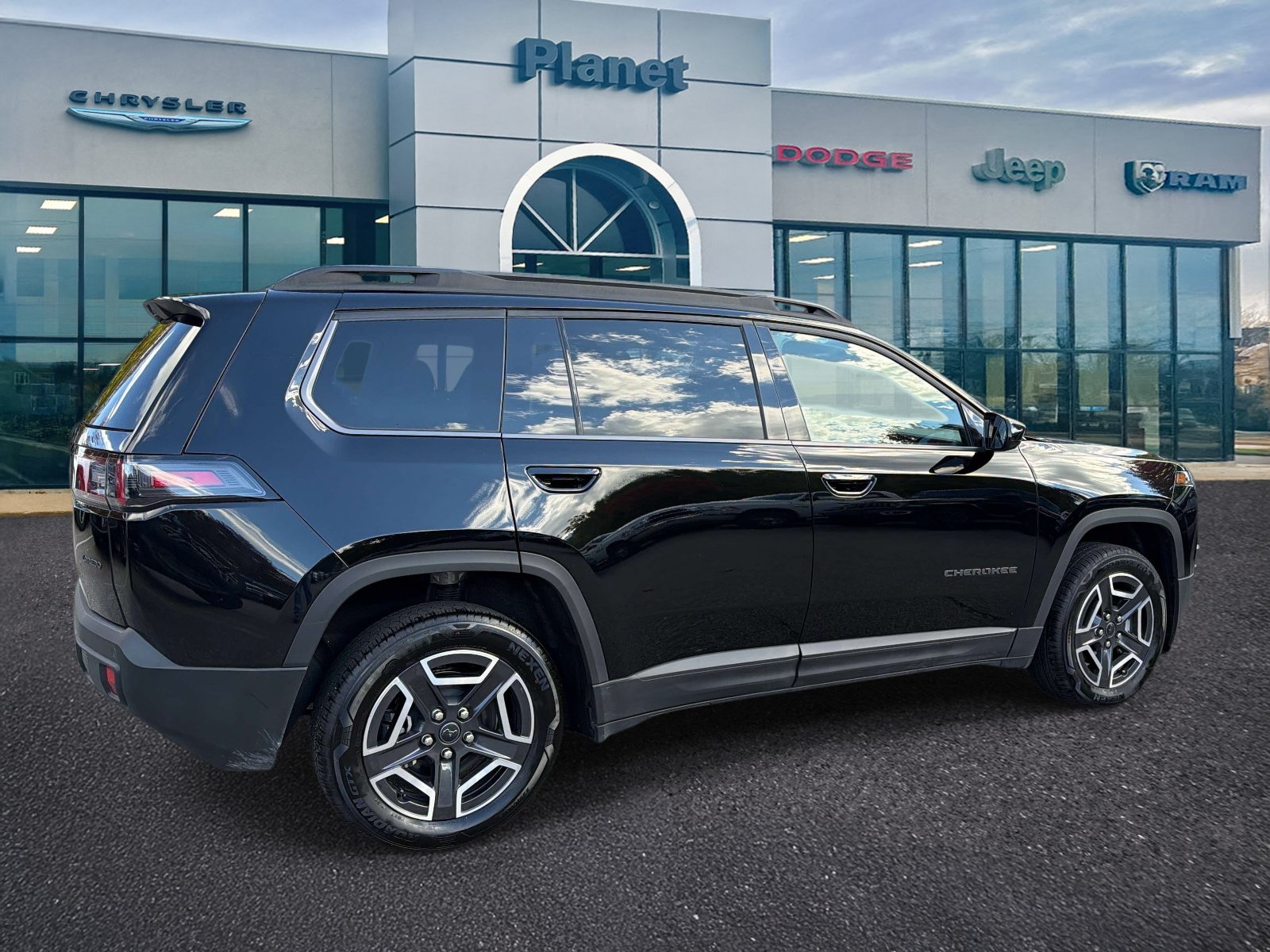 Used 2026 Jeep Cherokee Laredo AWD/4WD image 2