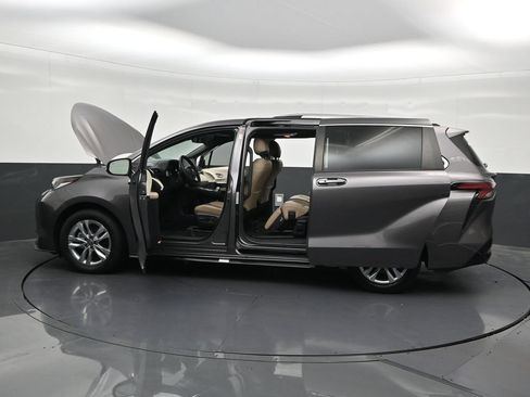 Used 2021 Toyota Sienna Limited FWD image 35