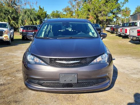 Used 2023 Chrysler Voyager LX image 5