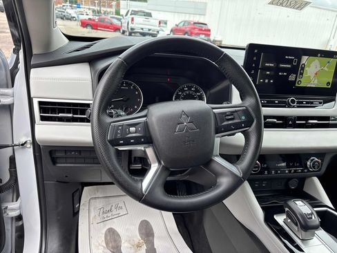Used 2025 Mitsubishi Outlander SE AWD/4WD image 12