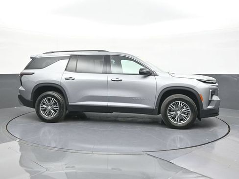 Used 2025 Chevrolet Traverse LT w/ Driver Confidence Package FWD image 17