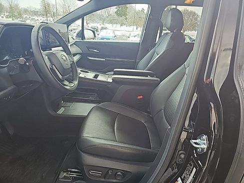 Used 2025 Toyota Sienna image 9