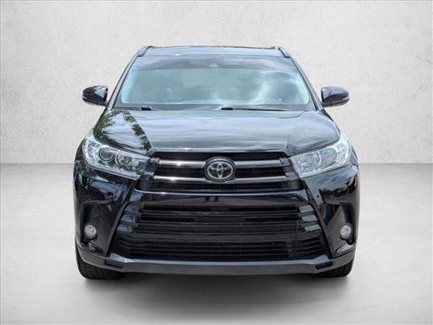 Used 2017 Toyota Highlander SE FWD image 2
