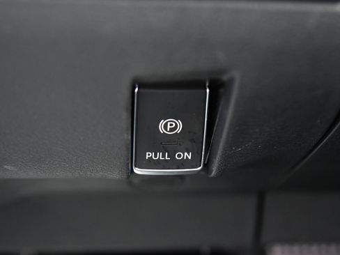 Used 2023 Nissan Ariya AWD image 33