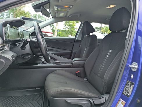 Used 2022 Hyundai Elantra SEL w/ Convenience Package FWD image 10