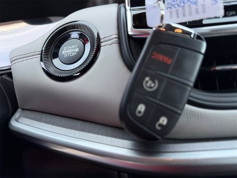 Certified 2024 Jeep Compass Limited image 30