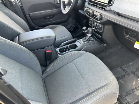 Used 2025 Jeep Wrangler Unlimited Sahara AWD/4WD image 13