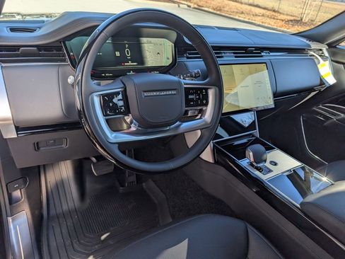 New 2025 Land Rover Range Rover SE image 4
