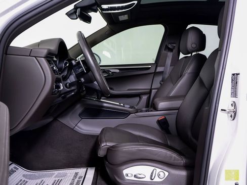 Certified 2024 Porsche Macan image 5