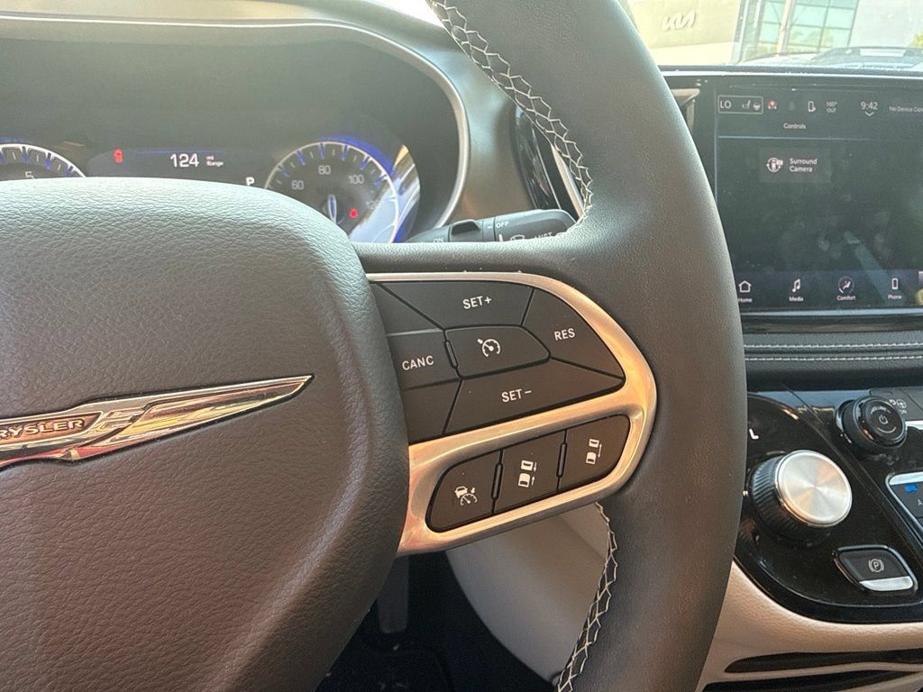 Used 2023 Chrysler Pacifica Touring-L AWD/4WD image 8