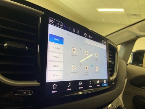 Used 2024 Chrysler Pacifica Touring-L image 27