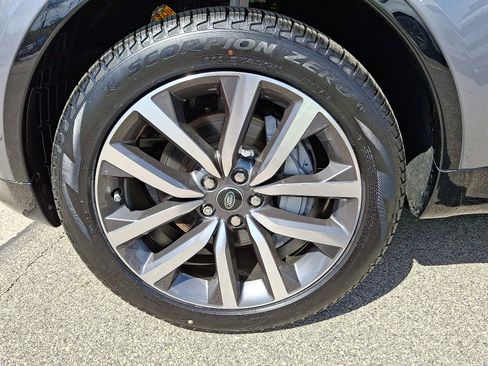 Certified 2024 Land Rover Discovery Dynamic SE image 9