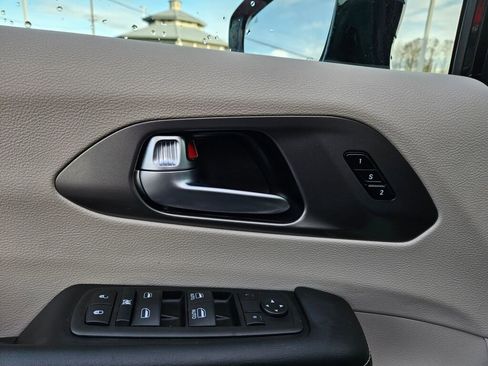 Used 2024 Chrysler Pacifica Touring-L image 18