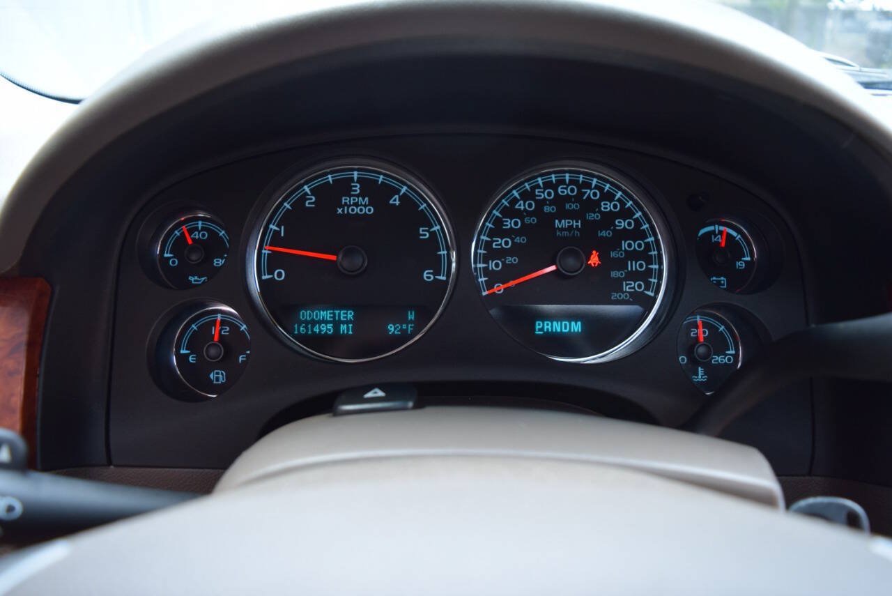 Used 2014 Chevrolet Suburban LTZ RWD image 3