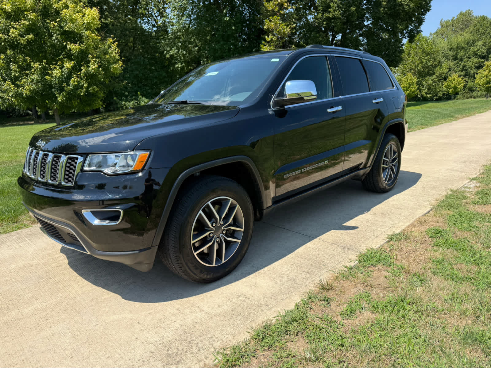 Used 2022 Jeep Grand Cherokee Limited AWD/4WD image 2