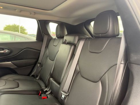 Used 2021 Jeep Cherokee Limited w/ Elite Package AWD/4WD image 28