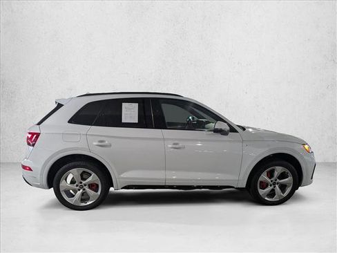 Certified 2025 Audi Q5 2.0T Premium Plus image 3
