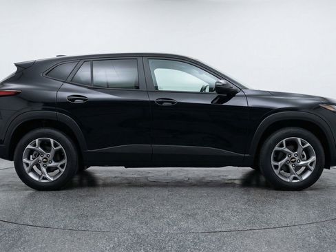 Used 2025 Chevrolet Trax LT FWD image 11