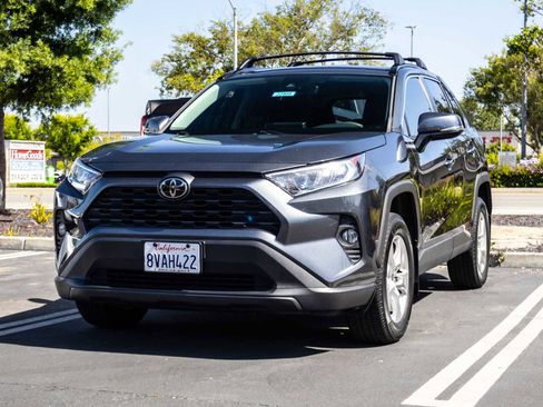Used 2021 Toyota RAV4 XLE w/ Carpet Mat Package (TMS) FWD image 3