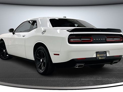 Used 2023 Dodge Challenger SXT image 4