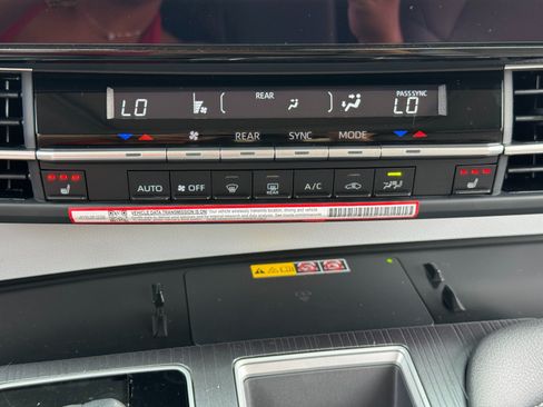 Used 2026 Toyota Sienna XLE FWD image 29