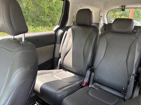 Used 2026 Kia Carnival FWD image 37