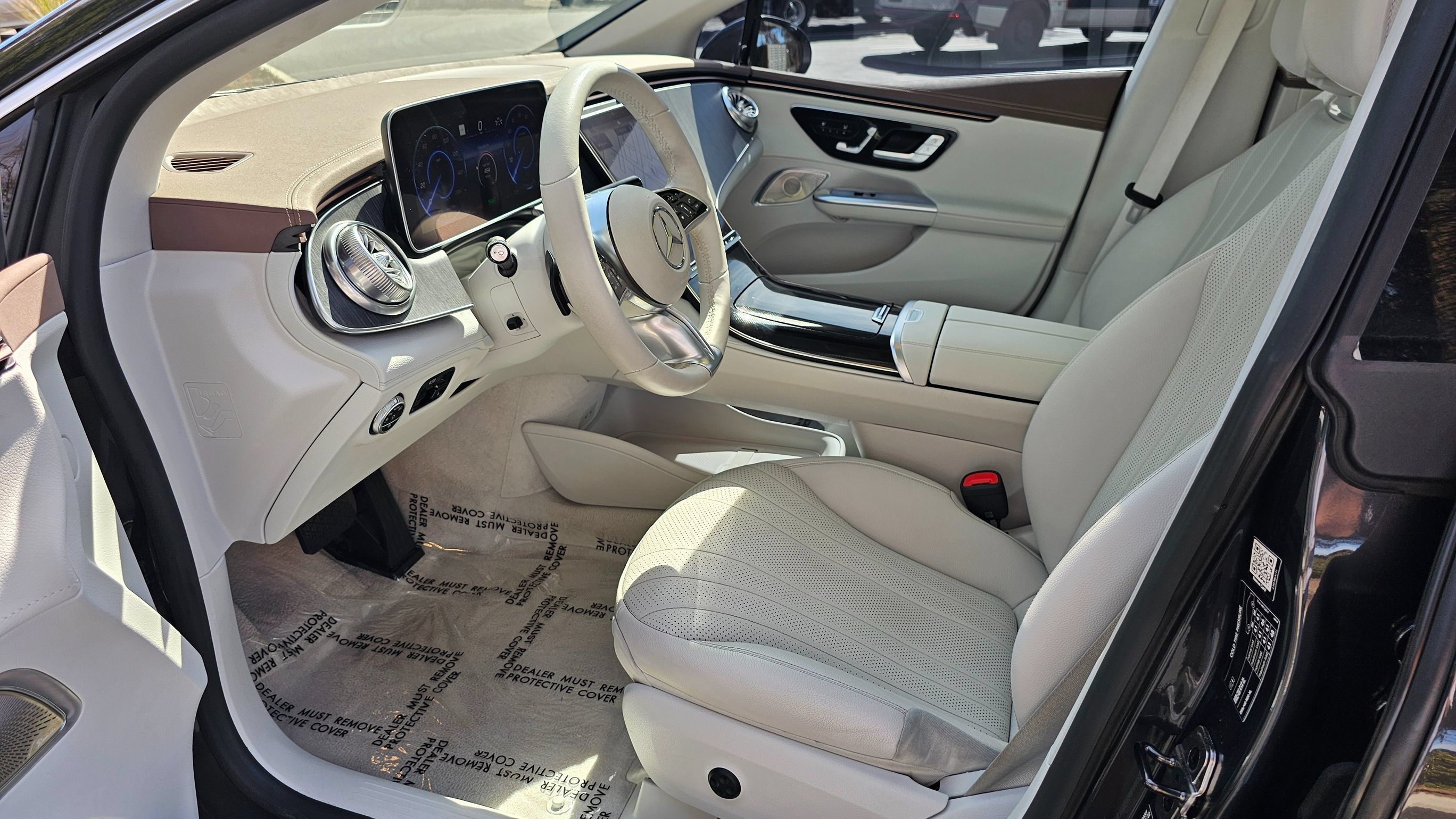 Used 2023 Mercedes-Benz EQE 500 4MATIC Sedan w/ Exclusive Trim Package image 15