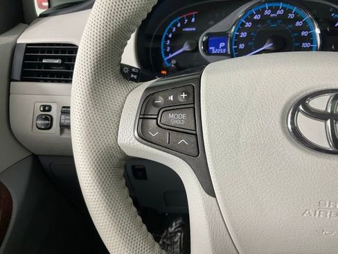 Used 2014 Toyota Sienna XLE image 24