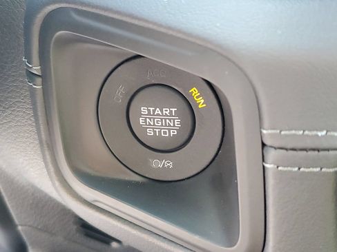 Used 2025 Jeep Gladiator Mojave AWD/4WD image 26
