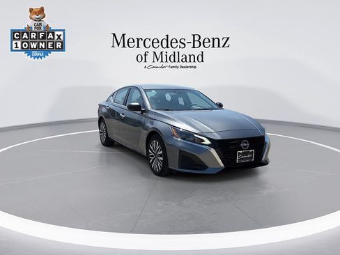 Used 2025 Nissan Altima 2.5 SV FWD image 2