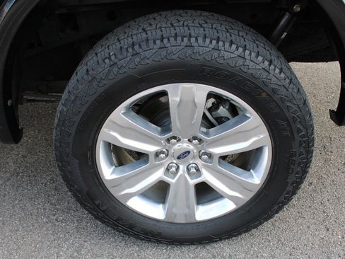 Used 2017 Ford F150 Platinum w/ Equipment Group 701A Luxury image 11