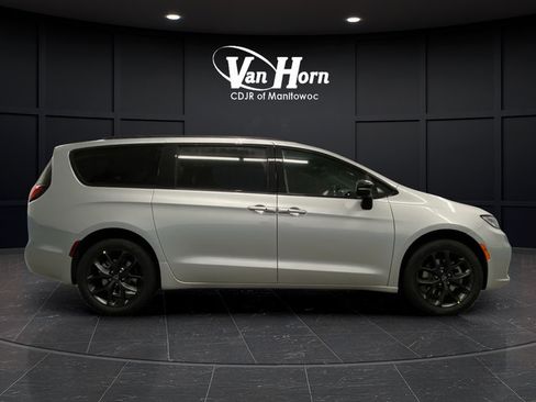 New 2026 Chrysler Pacifica Limited w/ S Appearance Package AWD/4WD image 2