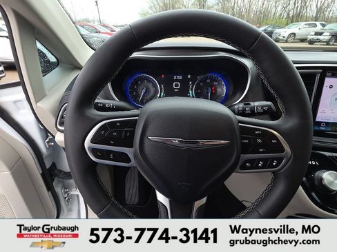 Used 2024 Chrysler Pacifica Touring-L FWD image 17