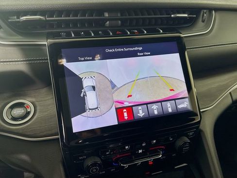 Used 2024 Jeep Grand Cherokee Limited w/ Luxury Tech Group II image 14