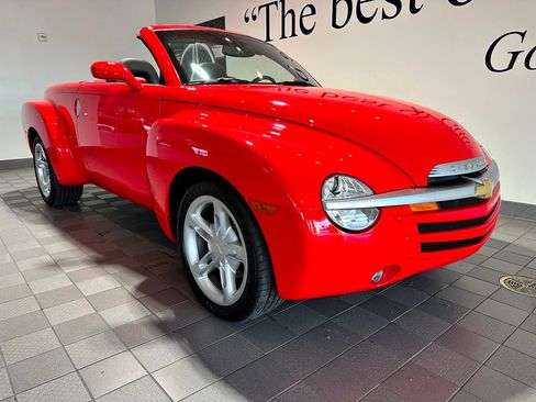 Used 2004 Chevrolet SSR w/ Preferred Equipment Group image 2