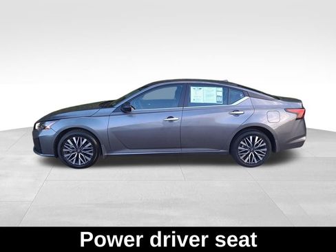 Used 2024 Nissan Altima 2.5 SV image 3