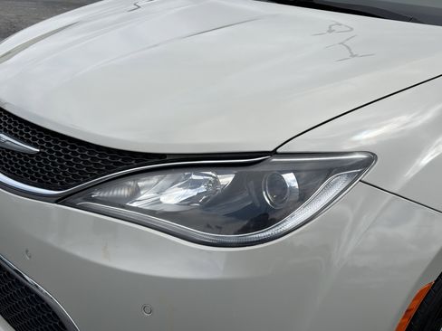 Used 2019 Chrysler Pacifica Limited FWD image 11