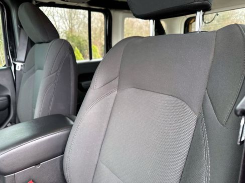 Used 2023 Jeep Wrangler Unlimited w/ Cold Weather Group image 9