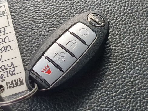 Used 2024 Nissan Titan SV w/ SV Convenience Package image 28