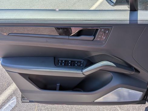 Certified 2025 Porsche Cayenne GTS AWD/4WD image 23