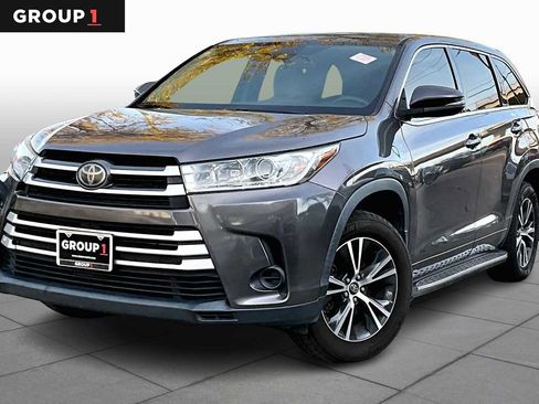 Used 2017 Toyota Highlander LE image 1